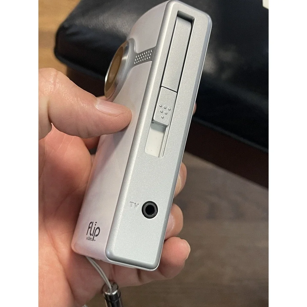 Flip Ultra Video Camera 4 GB  Records 120min,  Model: U1120W- White (asis)